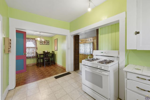 2716 NE Seward AVE, Topeka, KS 66616