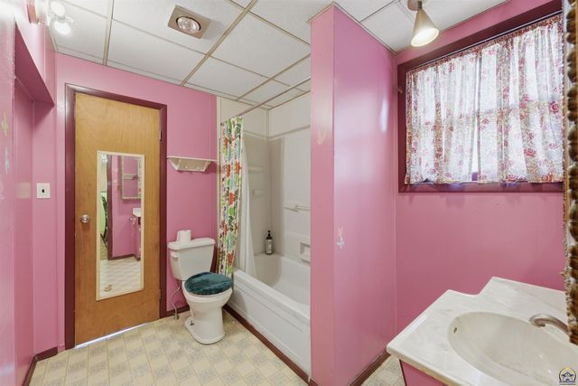 2716 NE Seward AVE, Topeka, KS 66616