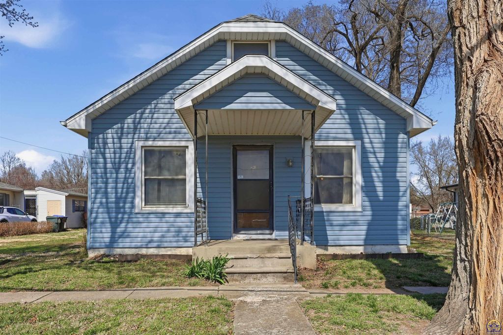 2716 NE Seward AVE, Topeka, KS 66616