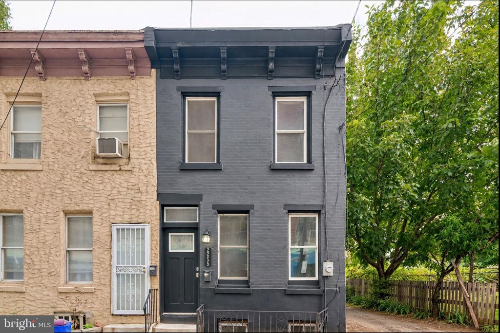 2255 WATERLOO ST, Philadelphia, PA 19133
