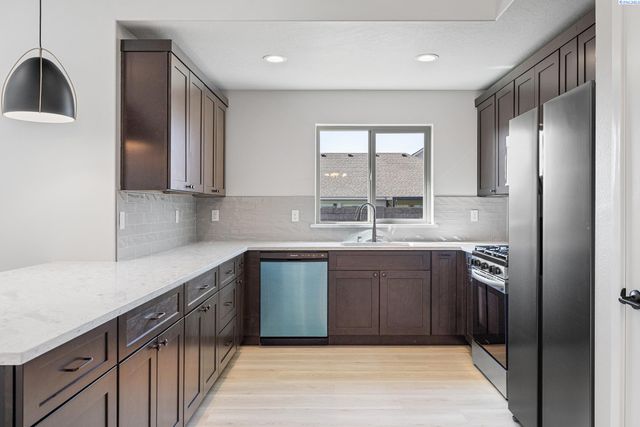10510 Danube Dr, Pasco, WA 99301