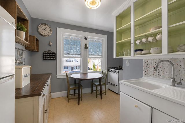 40 Rockville Avenue, Rockville Centre, NY 11570