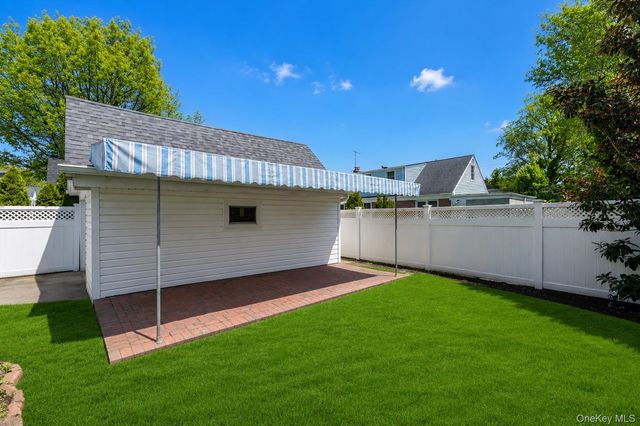40 Rockville Avenue, Rockville Centre, NY 11570
