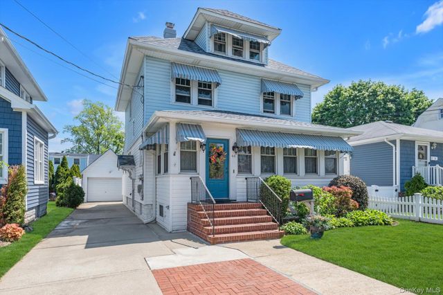 40 Rockville Avenue, Rockville Centre, NY 11570