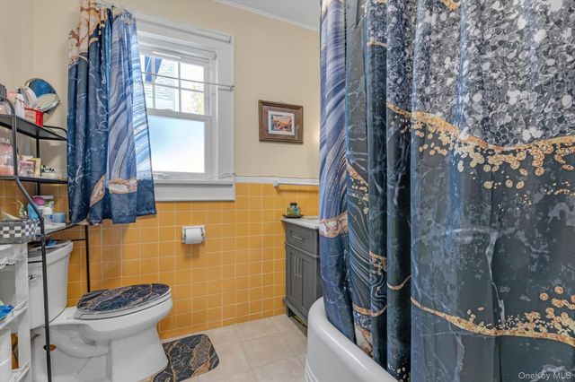 40 Rockville Avenue, Rockville Centre, NY 11570