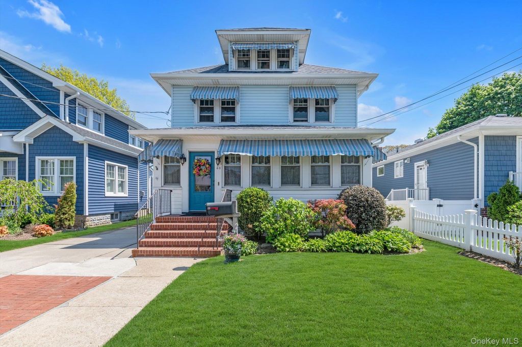 40 Rockville Avenue, Rockville Centre, NY 11570
