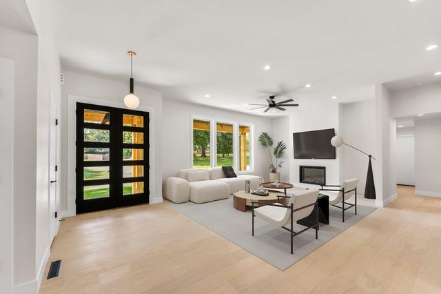 2404 S Cedarbrook Avenue, Springfield, MO 65804