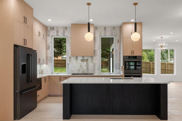 2404 S Cedarbrook Avenue, Springfield, MO 65804