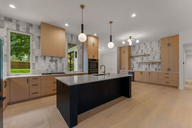 2404 S Cedarbrook Avenue, Springfield, MO 65804