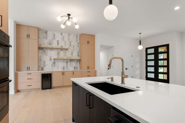 2404 S Cedarbrook Avenue, Springfield, MO 65804