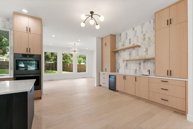 2404 S Cedarbrook Avenue, Springfield, MO 65804