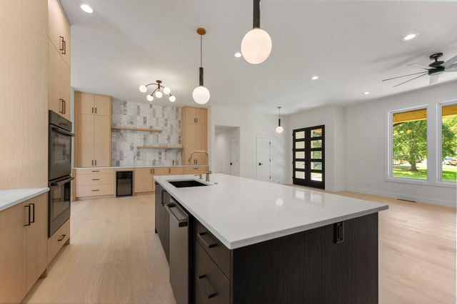 2404 S Cedarbrook Avenue, Springfield, MO 65804