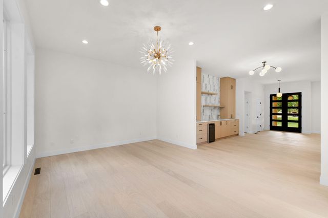 2404 S Cedarbrook Avenue, Springfield, MO 65804