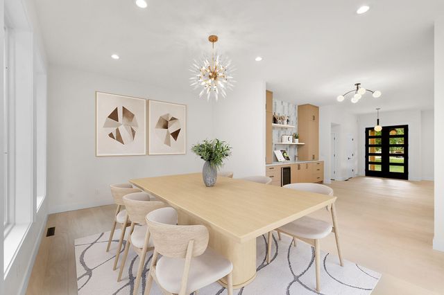 2404 S Cedarbrook Avenue, Springfield, MO 65804