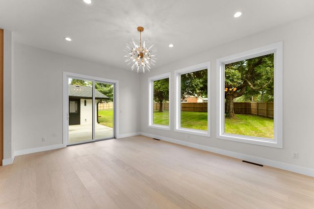 2404 S Cedarbrook Avenue, Springfield, MO 65804