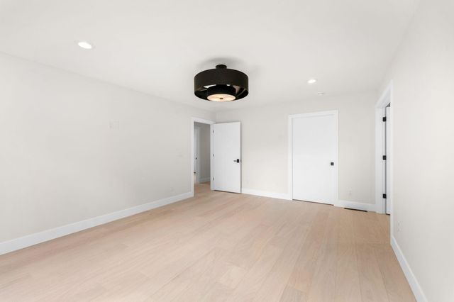 2404 S Cedarbrook Avenue, Springfield, MO 65804