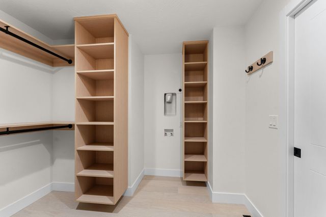 2404 S Cedarbrook Avenue, Springfield, MO 65804