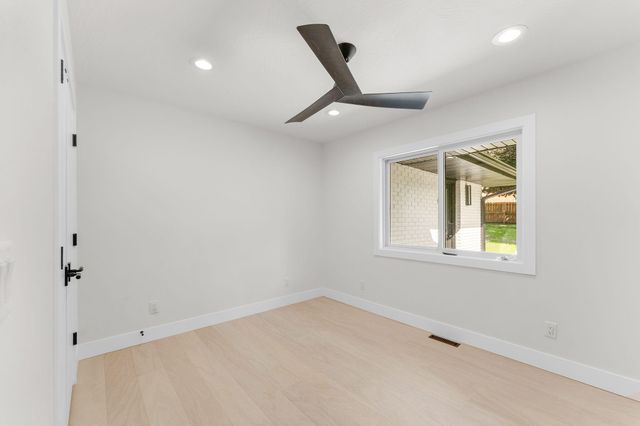 2404 S Cedarbrook Avenue, Springfield, MO 65804