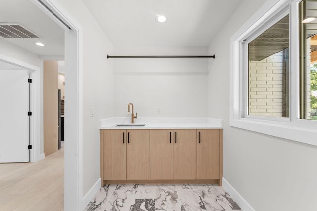 2404 S Cedarbrook Avenue, Springfield, MO 65804