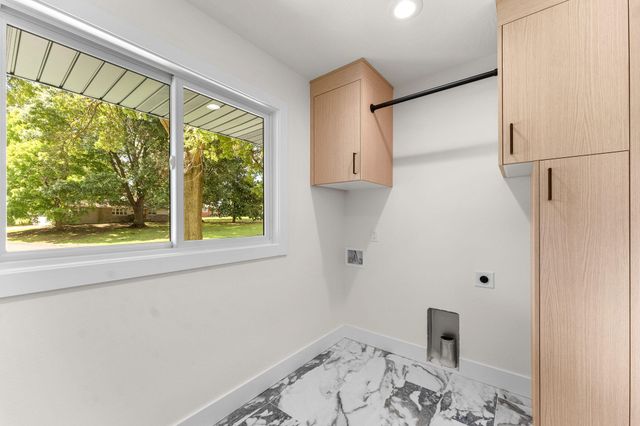 2404 S Cedarbrook Avenue, Springfield, MO 65804