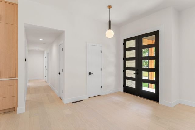 2404 S Cedarbrook Avenue, Springfield, MO 65804