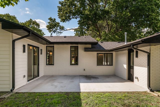 2404 S Cedarbrook Avenue, Springfield, MO 65804