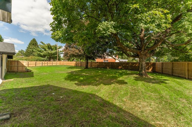 2404 S Cedarbrook Avenue, Springfield, MO 65804