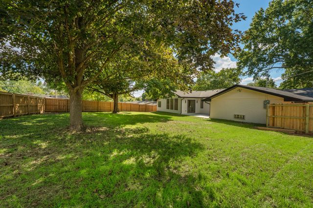 2404 S Cedarbrook Avenue, Springfield, MO 65804