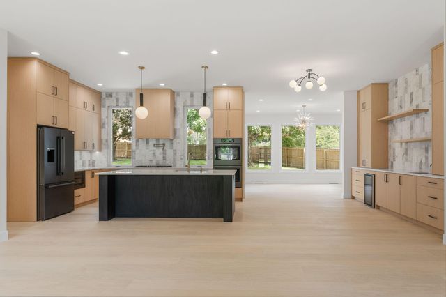 2404 S Cedarbrook Avenue, Springfield, MO 65804