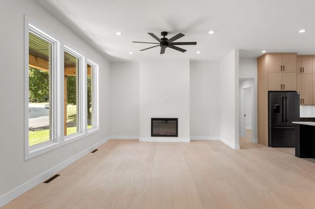 2404 S Cedarbrook Avenue, Springfield, MO 65804