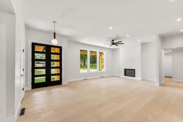 2404 S Cedarbrook Avenue, Springfield, MO 65804