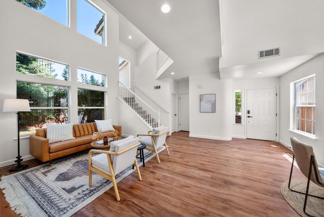 9267 Caulfield Dr, Elk Grove, CA 95758