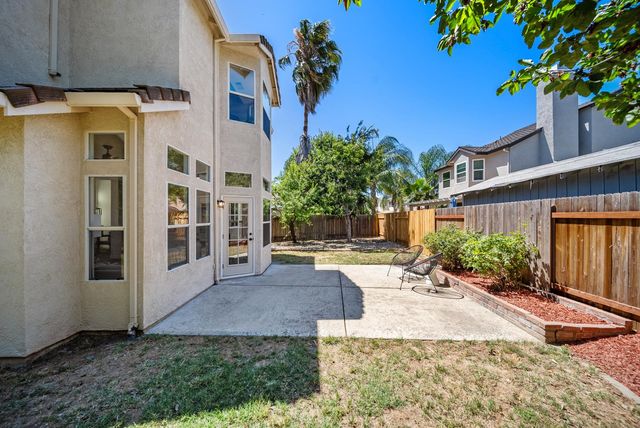 9267 Caulfield Dr, Elk Grove, CA 95758