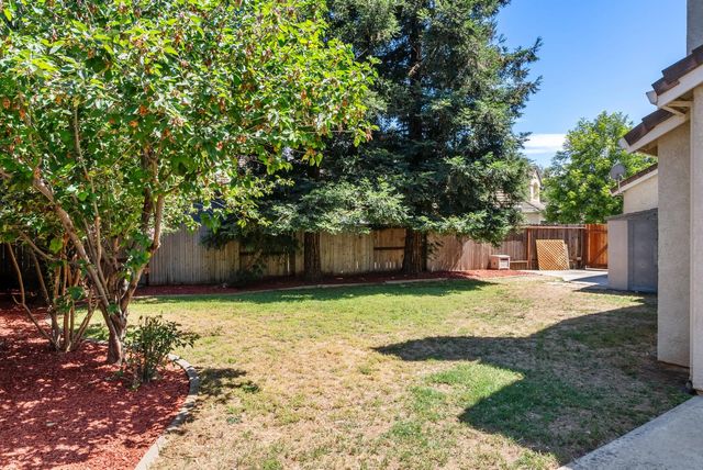 9267 Caulfield Dr, Elk Grove, CA 95758