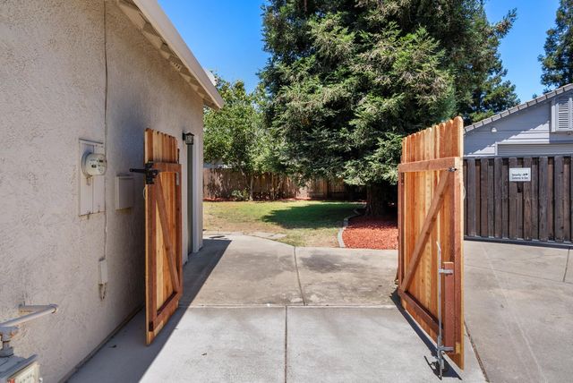 9267 Caulfield Dr, Elk Grove, CA 95758