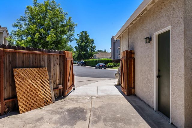 9267 Caulfield Dr, Elk Grove, CA 95758