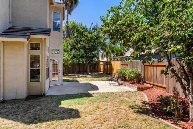 9267 Caulfield Dr, Elk Grove, CA 95758