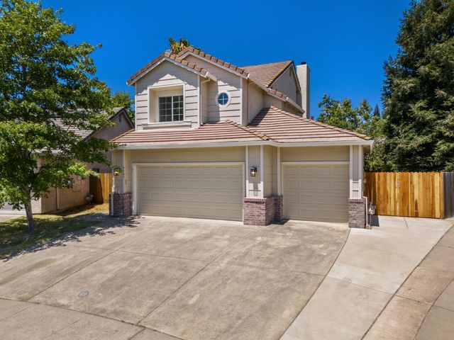 9267 Caulfield Dr, Elk Grove, CA 95758