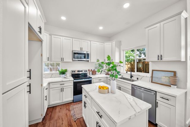 9267 Caulfield Dr, Elk Grove, CA 95758