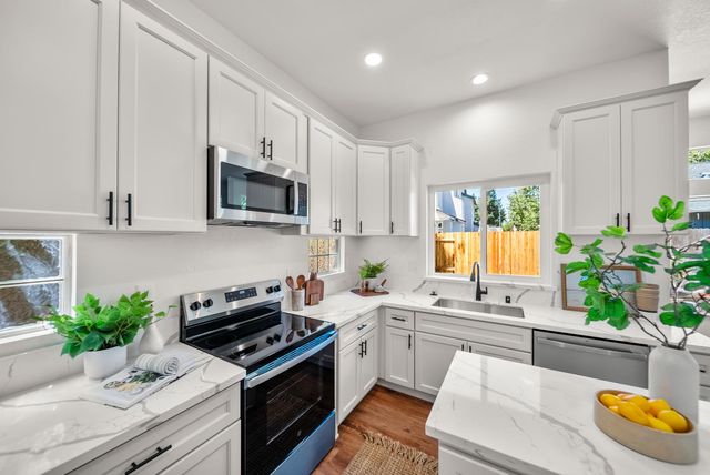 9267 Caulfield Dr, Elk Grove, CA 95758