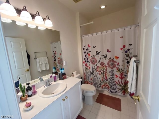 9 Buckingham Cir, White Twp., NJ 07823
