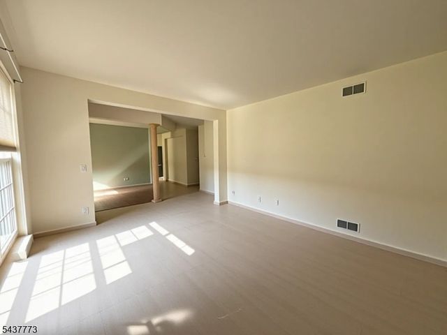 9 Buckingham Cir, White Twp., NJ 07823