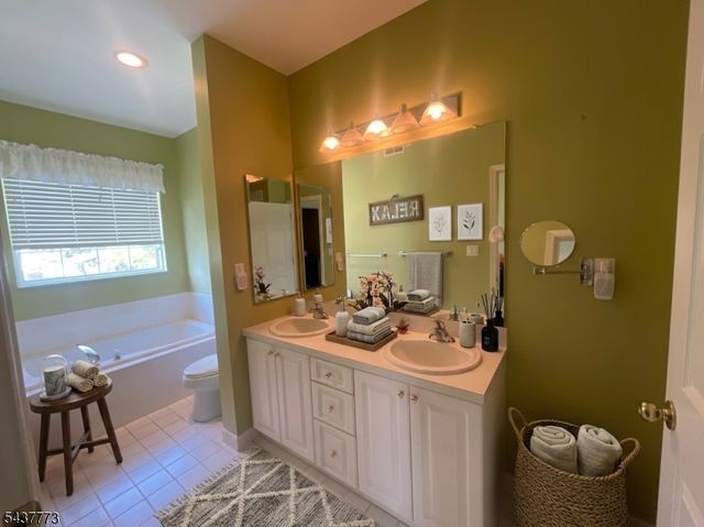 9 Buckingham Cir, White Twp., NJ 07823