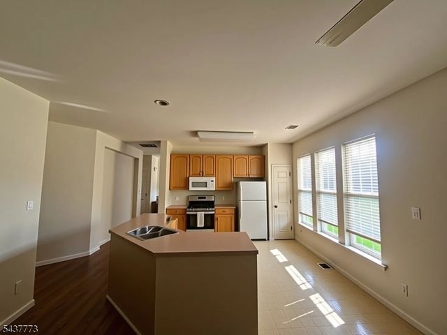 9 Buckingham Cir, White Twp., NJ 07823