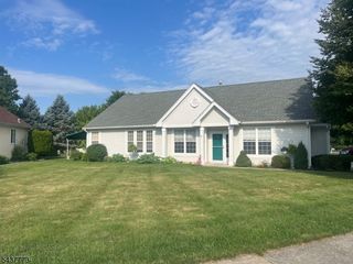 9 Buckingham Cir, White Twp., NJ 07823