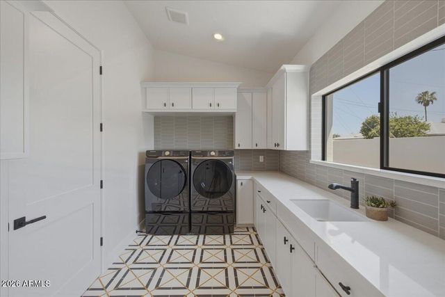 6050 E HOLLYHOCK Street, Phoenix, AZ 85018