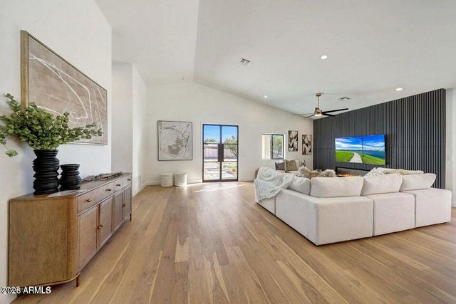 6050 E HOLLYHOCK Street, Phoenix, AZ 85018