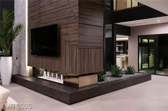 12 Chisel Crest Court, Henderson, NV 89012