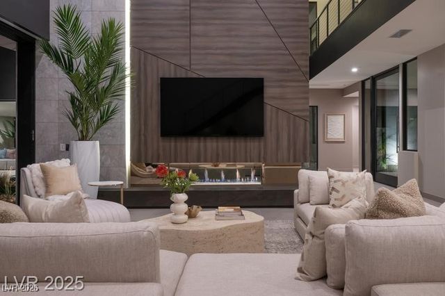 12 Chisel Crest Court, Henderson, NV 89012