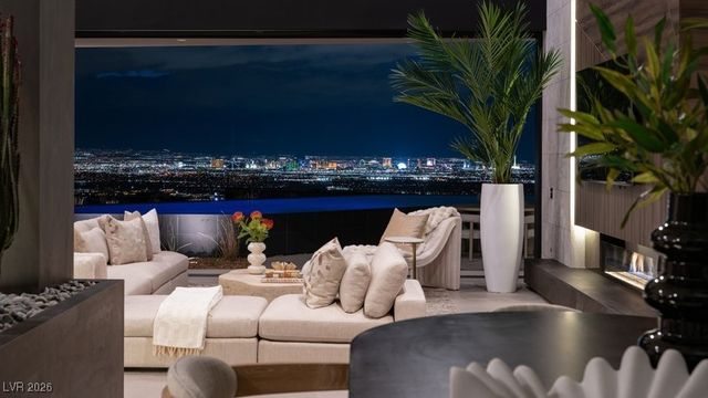 12 Chisel Crest Court, Henderson, NV 89012